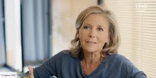 Ce mercredi 19 mai, la journaliste de 64 ans s'est offert un grand moment de solitude face à emmanuelle béart dans passage des arts.venue. Elle Etait Impressionnante Claire Chazal Raconte Sa Rencontre Memorable Avec La Princesse Diana