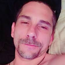 Aaron Everitt's Instagram, Twitter & Facebook