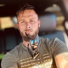 Dos chicos empujando hacia arriba