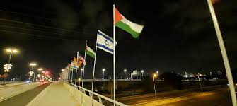 علم البحرين يضيء صالات طوكيو. Ø¥Ø³Ø±Ø§Ø¦ÙŠÙ„ÙŠÙˆÙ† ÙŠØ±ÙØ¹ÙˆÙ† Ø¹Ù„Ù… ÙÙ„Ø³Ø·ÙŠÙ† Ù…ÙƒØ§Ù† Ø£Ø¹Ù„Ø§Ù… Ø§Ù„Ø¥Ù…Ø§Ø±Ø§Øª ÙˆØ§Ù„Ø¨Ø­Ø±ÙŠÙ† Ø§Ù„Ø®Ù„ÙŠØ¬ Ø£ÙˆÙ†Ù„Ø§ÙŠÙ†