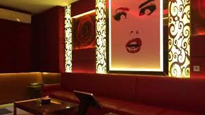 Nella pemandu lagu karaoke di room. Daftar Harga Karaoke Di Selebriti Entertainment Center Cocok Untuk Rombongan Halaman All Tribunlampung Travel