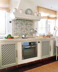 Nos encantan los cestos y cestas de rafia, aportan el toque rústico perfecto. Campana De Obra Cocinas Rusticas Cocinas Casa De Campo Decoracion De Cocina