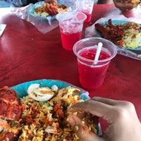 Review and information on line clear nasi kandar, a 24 hour stall in penang located on the junction of chulia street and penang road. Gerai Nasi Kandar Fareed Line Clear Lot 3143 Jalan Brp 2