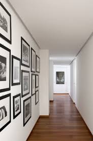 Puoi sbizzarrirti con mobili e accessori. 20 Idee Per Arredare Un Corridoio Foto 1 Livingcorriere