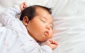 Bayi tidur tiba tiba menangis kencang bisa disebabkan karena popok yang basah. Jangan Asyik Baring Saja Ini 5 Tanda Bayi Anda Perlukan Lebih Tummy Time