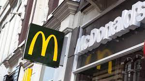 Zo kan je deze zomer naar het strand gaan met een bts x mcdonald's strandlaken met bts x mcdonald's flipflops aan je voeten. Bts Bekommt Eigenes Mcdonald S Menu