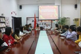 哈萨克斯坦近年来加强了与独联体各国的经济、政治、军事等方面的一体化，2015年1月1日，与俄罗斯、白俄罗斯、吉尔吉斯斯坦等国家成立欧亚经济联盟。 哈薩克人與移民者爭奪土地、水資源，對於 俄羅斯沙皇 最後幾年的殖民統治相當反感，1916年爆發 巴斯玛奇运动 ，襲擊了 俄羅斯人 及 哥薩克人. ç™½ä¿„ç½—æ–¯æ˜Žæ–¯å…‹å›½ç«‹è¯­è¨€å¤§å­¦æ ¡é•¿å·´æ‹‰è¯ºå¨ƒæ•™æŽˆè®¿é—®æˆ'æ ¡ç™½ä¿„ç½—æ–¯ä¸­å¿ƒ ä¿„è¯­å­¦é™¢