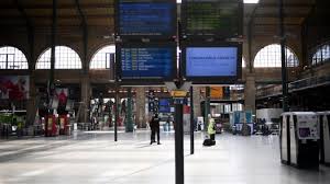 L'attaque s'est déroulée à l'entrée du commissariat de rambouillet (yvelines) vendredi aux alentours de 14h20. Attaque Au Couteau En Gare Du Nord Le Suspect En Fuite