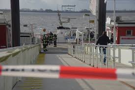 Das containerschiff „mv ever given hat sich im suezkanal quer gelegt. Hamburg Blankenese Containerschiff Kracht In Fahre Keine Verletzten Mopo De