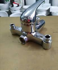 Lalu untuk kran air kamar mandi yang menggunakan air panas maka ada perlakuan khusus selain tinggi 110 cm , berhubung krain air panas dan dingin itu ada 2 yang terkoneksi dengan air panas dan air dingin dan di keluarkan pada lobang kran yang sama maka untuk ukuran jarak antara soket air panas dan air dingin harus presisi , karena kran air di. Kran Air Panas Dingin Untuk Water Heater Dengan Satu Lubang Titik Air Shopee Indonesia