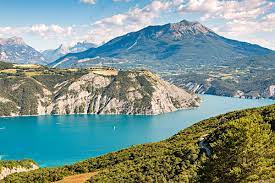 De multiples activités, qu'elles soient nautiques ou terrestres, y sont. Die Gegend