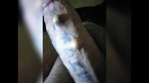 Порно комикс- брюнетка застала парня