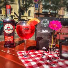 Das Neue Sommergetrank Ist Da Der Neue Martini Fiero Spritz Perfekt Um Den Sommer Zu Geniessen Martini Fiero Tonic Wate Getranke Martini Partyrezepte