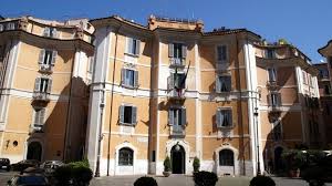 En su interior, además de la falsa cúpula destaca el fresco de la bóveda de la nave central que también fue realizado por andrea pozzo y que es conocido como la gloria de san ignacio. Plaza De San Ignacio Roma