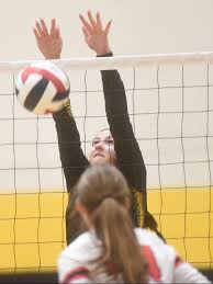 Wood recovers from shaky start to win opening round