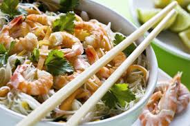 Julienne, chiffonade, giardiniera, brunoise, macedonia e paesana. Noodles Con Gamberi E Julienne Di Verdure Saporie