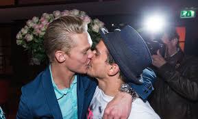Nieuwe valentijn single ferry doedens voor allerliefste vandaag is de nieuwe single van ferry doedens getiteld 'allerliefste'. Ferry Doedens And Nuno Azevedo I Dating Gossip News Photos