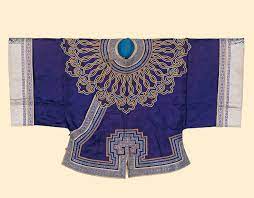 名稱 清中期紫色緞百蝠百壽如意大雲肩女馬褂 尺寸 長82cm 介紹 鵝黃色緞地圓領 右衽 左右開裾 滾邊 鑲邊 層次變化 盤雙層福祿如意 十六大雲肩 前 後開叉處呈大如意鎖紋 馬褂通身緞地百蝠團壽紋 兩側白色緞地袖上彩 china fashion chinese clothing