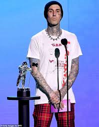 Over the weekend, suspicions of their romantic relationship came to light after the duo posted similar images of kris jenner's palm springs backyard on their instagram stories. Scott Disick Is Ok With Ex Kourtney Kardashian Dating Travis Barker Aktuelle Boulevard Nachrichten Und Fotogalerien Zu Stars Sternchen