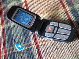 Mobile-review.com Samsung E610 в интерьере
