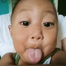 Mama (Punong tagapag-utos): "Kanina ka pa diyan Carlo! Hugasan mo na ang  mga pinggan, puro ka laro sa cellphone!" Kuya: 'Hoy Jenelyn! Ikaw na naman  maghugas ng pinggan! Ako kaya kahapon!' Ate: "