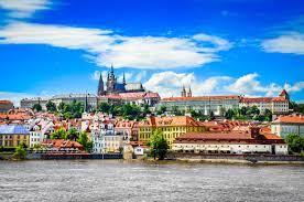 Tjeckerna är bra på hantverk såsom marionettdockor och stora julgranskulor. Prag 3 Praha Resor Tjeckien Matkat Tsekki
