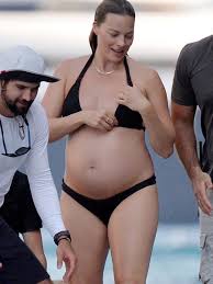 Pregnant Margot Robbie enjoys a swim in Italy | Photos