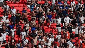 Uefa euro 2020 final wembley. Em Zuschauer Fallt Bei England Spiel Im Wembley Von Tribune