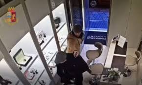 Due morti in strada dopo la rapina in gioielleria a gallo grinzane. Rapina In Gioielleria Arrestato Membro Delle Pink Panthers Foto Prima Milano Ovest