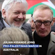 George Clooney is "the person whose smile makes me melt every time,” says  his wife. Same here, Amal. 😍