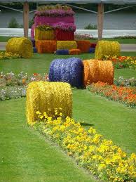 Bottes De Paille Multicolores Et Fleurs Printanieres Creation Seve Nantes 11e Floralies Internationales N Tapis De Fleurs Bottes De Paille Decoration Jardin