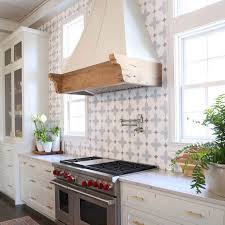 It's sophisticated, bright and still earthy because of the wood panels used as the backsplash. 11 Fresh Kitchen Backsplash Ideas For White Cabinets