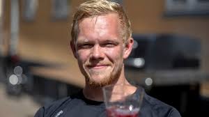 Venner i skørt væddemål for den gode sag: Trak en kasse øl over 20  kilometer