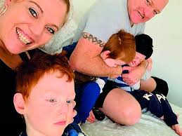 Nes hul verlamde ma, is dié wonderwerk-drieling ook nou in rolstoele