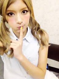 ローラ くるくるりん o u o ツインテールヘア 髪型 撮影