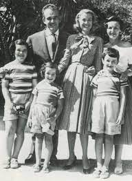 She was the elder sister of prince rainier iii. Remembering Princess Caroline Of Monaco And Her Family Facebook