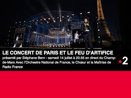 Explosion en plein air d'une série de fusées colorées en vue d'un divertissement lumineux et sonore. Mediakwest France 2 Un Dispositif D Exception Pour La Soiree De Direct Du 14 Juillet