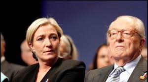 Celle avec sarkosy a montré la futilité de certaines questions au regard de l'enjeu et on a invité exprès des groupes de pression ( homosexuels, viticulteurs etc ….). Marine Le Pen Ces Scenes Edifiantes Coupees Au Montage De Son Debat Avec Emmanuel Macron Femme Actuelle Le Mag