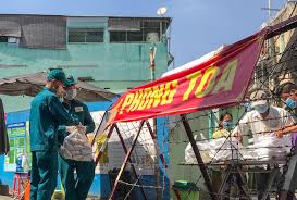 Cặp đôi bước từ xe ô tô xuống trong sự chào đón hân. Thong Tin Dá»‹ch Covid 19 Má»›i Nháº¥t Táº¡i Tp Hcm Bao NgÆ°á»i Lao Ä'á»™ng