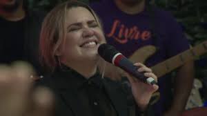 Olhando de fora ninguém ia ver mas com o tempo deu pra perceber, minha raiz cresceu e os ventos sopraram, cada vez mais fortes e, ainda assim, eu prevaleci. So Quem Tem Raiz Sarah Farias Youtube