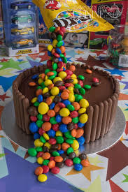 Le Gravity Cake Gateau D Anniversaire Au Chocolat M Ms Amour De Cuisine Recette En 2020 Gateau Anniversaire Chocolat Gateau Anniversaire Rigolo Gateau Anniversaire Original
