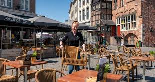 Terras onderstellen, tafelbladen en stoelen staat: Terrassen Mogen Open En Zo Wil De Horeca In Den Bosch Het Aanpakken Den Bosch Vught Bd Nl