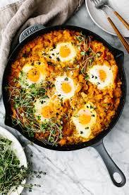 This Orange Shakshuka Is A Vibrant And Cozy Spin On A Classic Recipe Enjoy This Delicious Blend Of Bu Shakshuka Autumn Recipes Vegetarian Good Healthy Recipes