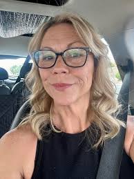 Hairstylist tries new curly hairstyle and feels confident