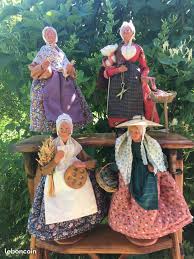 Ces 4 Santons Tres Anciens Aux Costumes Provencaux Superbes Tissus Anciens Sont Signes Par Le Maitre Simone Jougla Santon Santons De Provence Tissus Anciens
