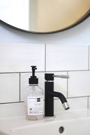 badkamer zwarte kraan karwei hema handzeep metro wandtegels handgevormd ikea grote ronde spiegel zwart badkamer badkamer spiegelkast badkamer zwart