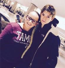 Thomas Sangster With A Fan Omg His Face Is Giving Me Breathing Problems Omg I See His Phone Thomas Sangster Thomas Brodie Sangster Thomas Brodie