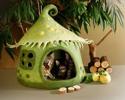 Decouvrez Ces Maisons De Chats Extraordinaires Realisees A Partir De Simples Pelotes De Laine C Est Tro Maison De Chat Maisonnette Pour Chat Chat En Feutrine