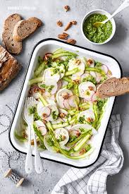 Mairubchen Salat Mit Ziegenkase Spargel Pekannussen Mit Bildern Mairubchen Rezepte Salat Mit Ziegenkase