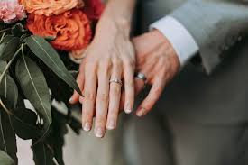 Similarly, signet rings worn on the pinky finger are also associated with marital status. Which Hand Do You Wear Your Engagement Ring On Baunat